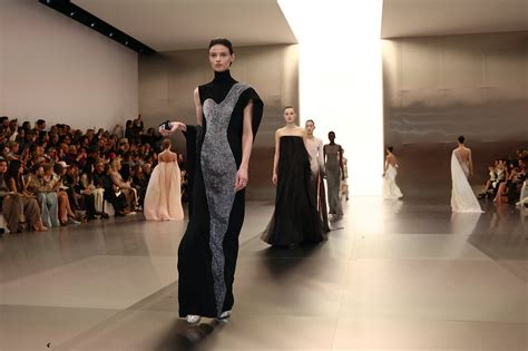 fendi ospiti sfilata|La haute couture antropocentrica e la sfilata di Fendi.